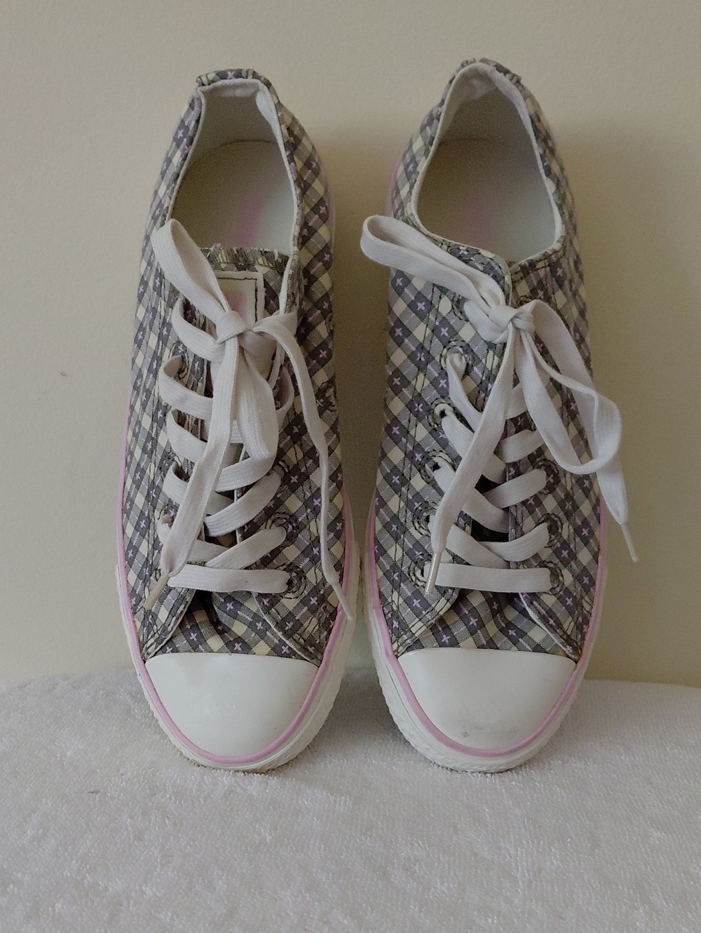 Converse All Star Casual Plaid Low-Top Sneakers in Gray and Pink
